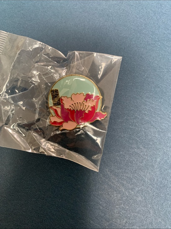 The Unbranded Brand Jewelry - Elegant & stylish Women’s Pink Peony Enamel Brooch Pin.Brand new for Gift. 1x1.